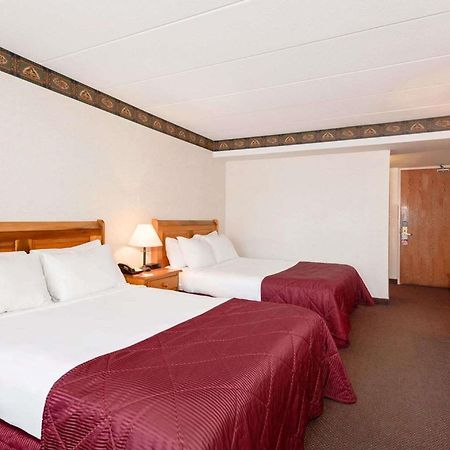 Ramada By Wyndham Pinewood Park Resort North Bay Exteriör bild