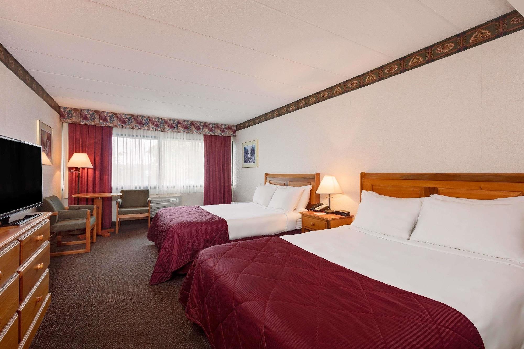 Ramada By Wyndham Pinewood Park Resort North Bay Exteriör bild