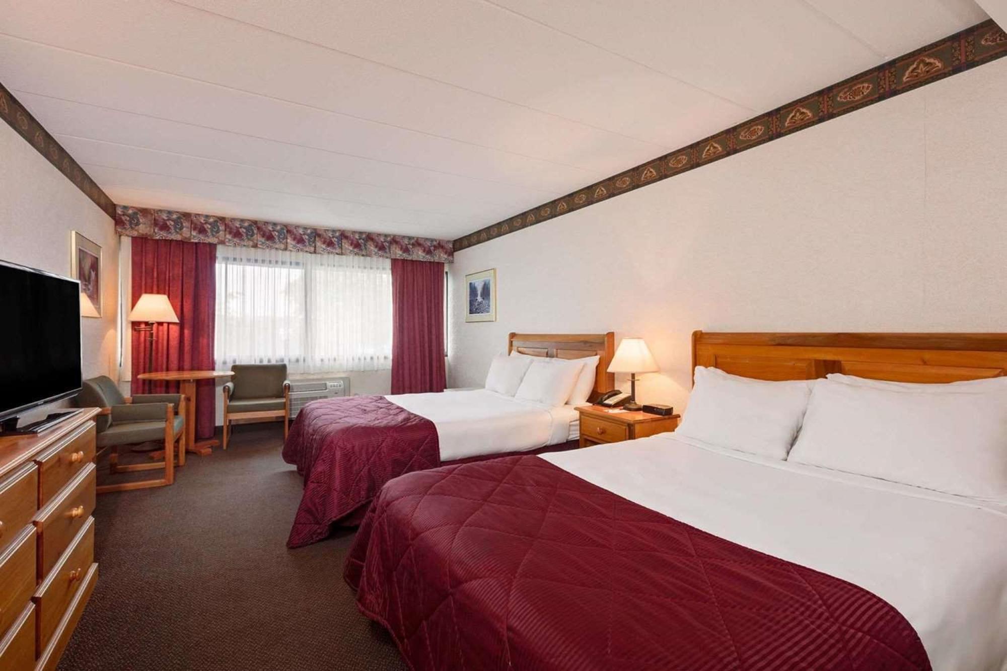 Ramada By Wyndham Pinewood Park Resort North Bay Exteriör bild