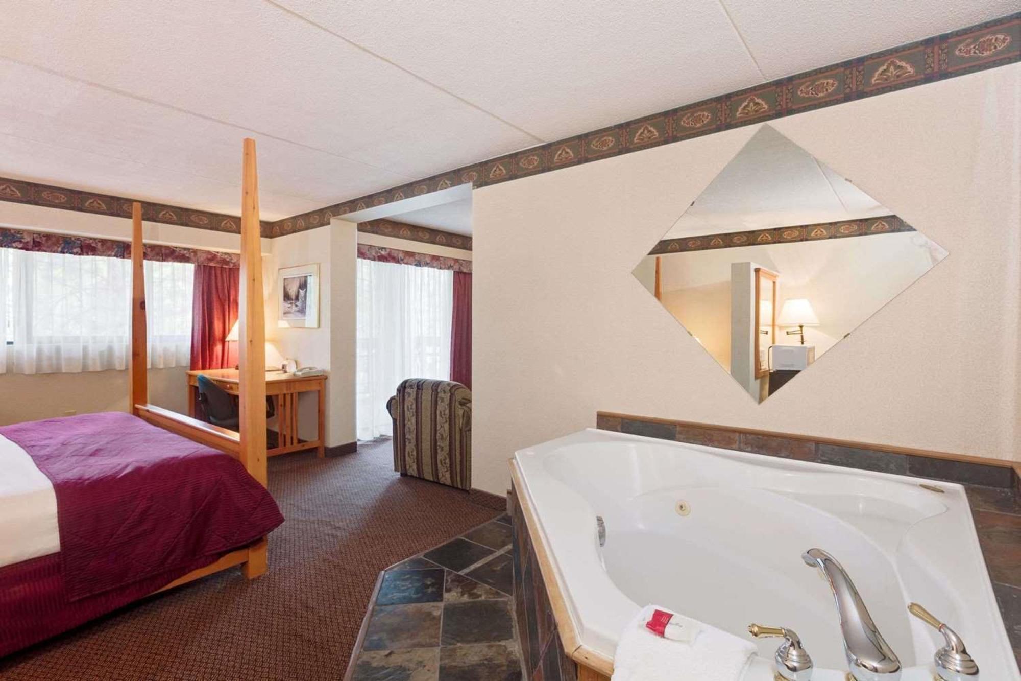Ramada By Wyndham Pinewood Park Resort North Bay Exteriör bild