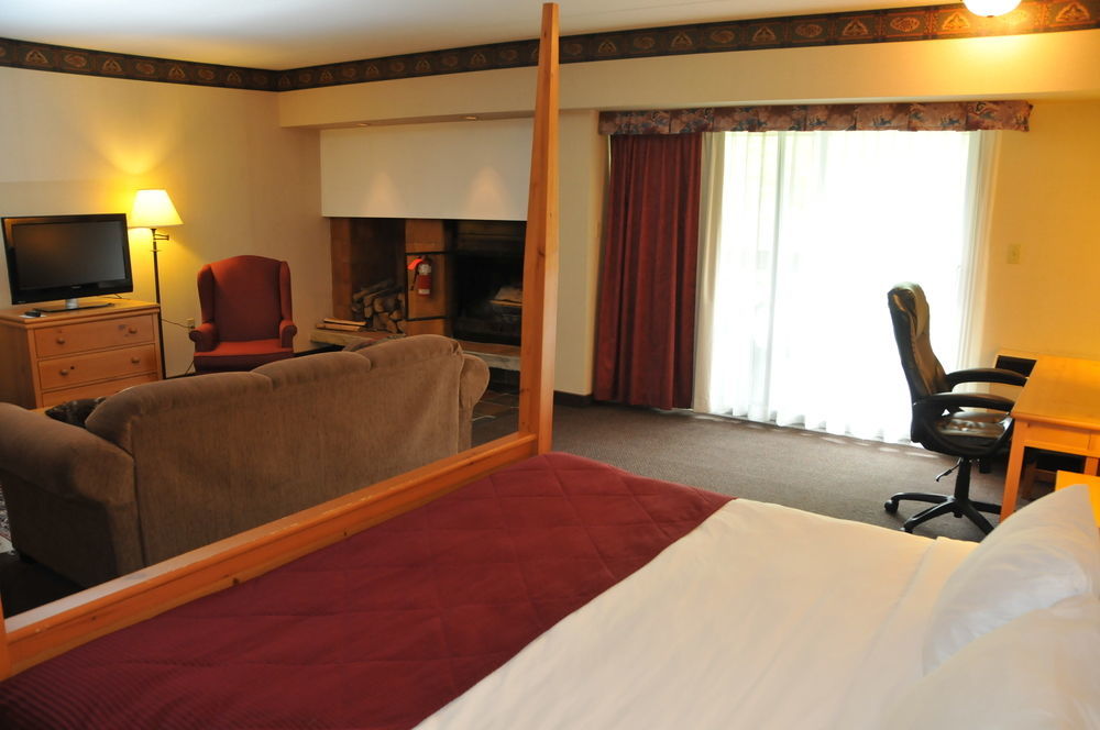 Ramada By Wyndham Pinewood Park Resort North Bay Exteriör bild
