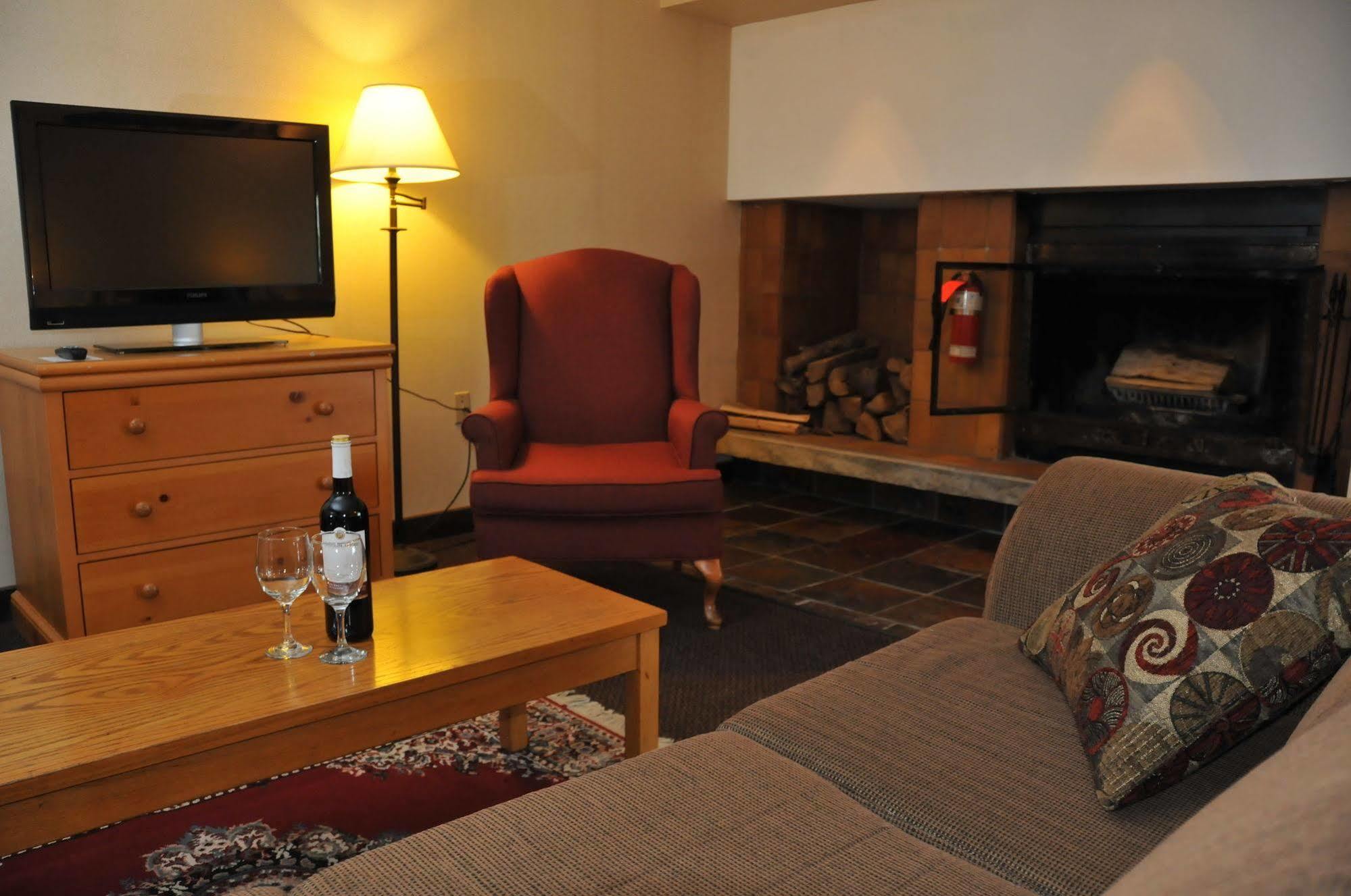 Ramada By Wyndham Pinewood Park Resort North Bay Exteriör bild