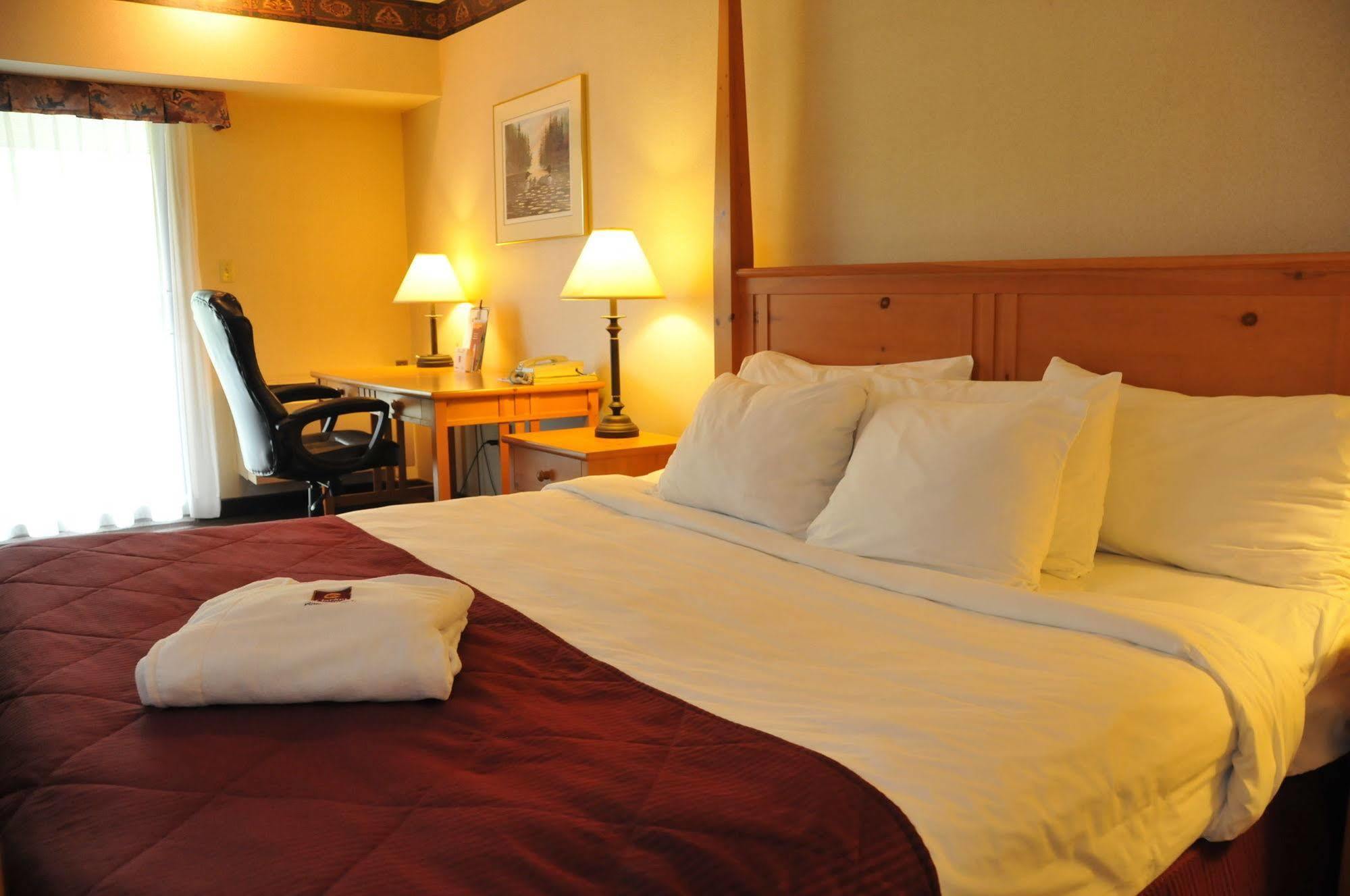Ramada By Wyndham Pinewood Park Resort North Bay Exteriör bild