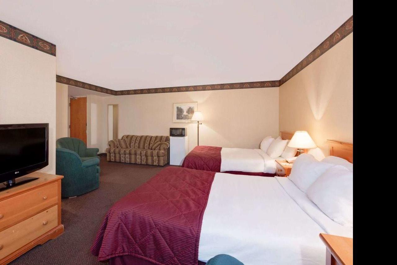 Ramada By Wyndham Pinewood Park Resort North Bay Exteriör bild